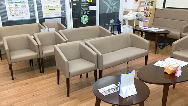 ユタカ調剤薬局　近江の待合スペース