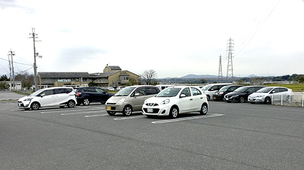 ユタカ薬局　日野の駐車場