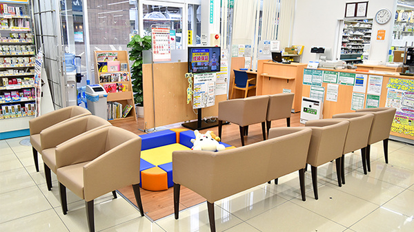 ユタカ調剤薬局　桂の待合スペース