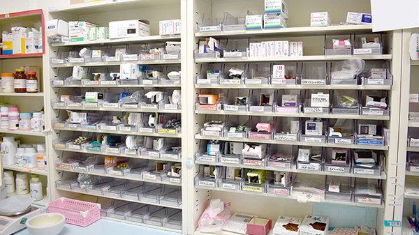 オレンジ薬局荏田店の薬棚
