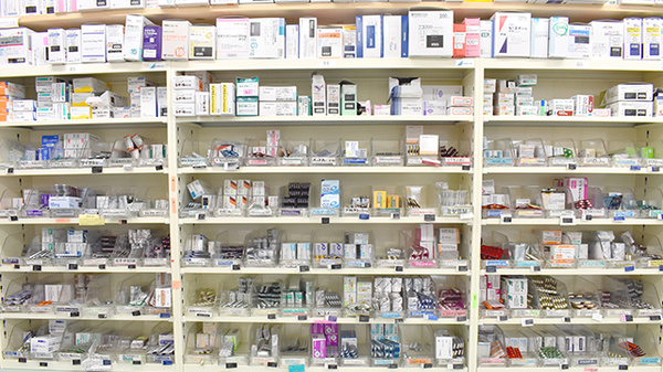 フレンド薬局　小金井店の薬棚