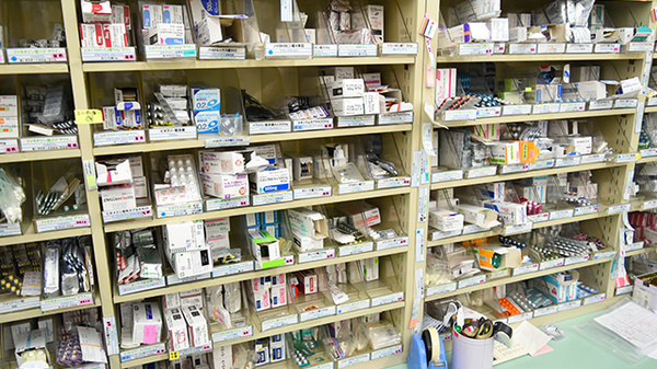 にしいち調剤薬局　JR尼崎駅北店の薬棚