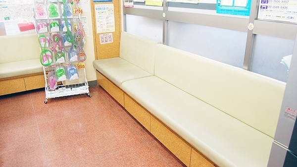ニシイチ薬局　アミング潮江店の待合スペース