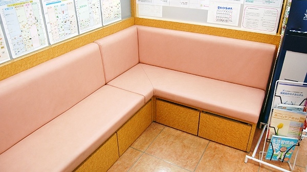 ニシイチ薬局　甲東園店の待合スペース