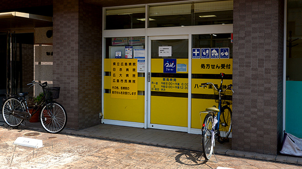 ハート薬局神田店の入口