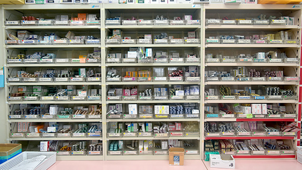 アガペ朝倉薬局の薬棚