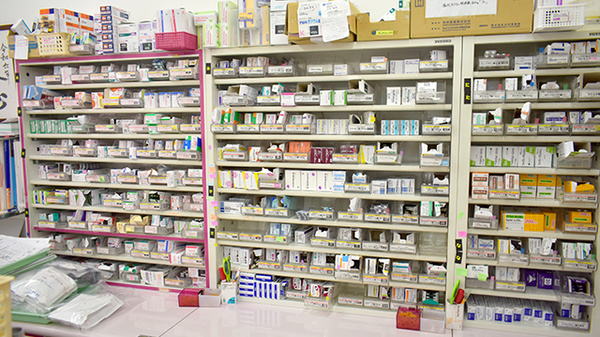アガペ東福岡薬局の薬棚