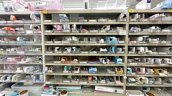 くすりのマルト調剤薬局　君ケ塚店の薬棚