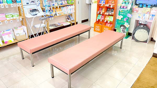 くすりのマルト調剤薬局　平五町目店の待合スペース