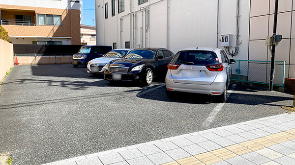 くすりのマルト調剤薬局　平五町目店の駐車場