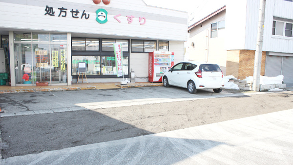 池田薬局　さくらんぼ通りの駐車場