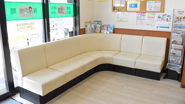みやこ薬局　マツヤスーパー店の待合スペース