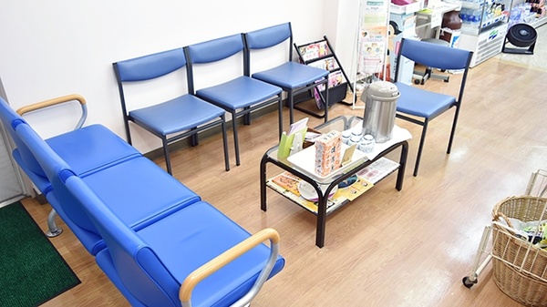 こばと薬局　府中店の待合スペース