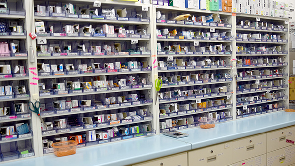 クルーズ薬局　岐南店の薬棚