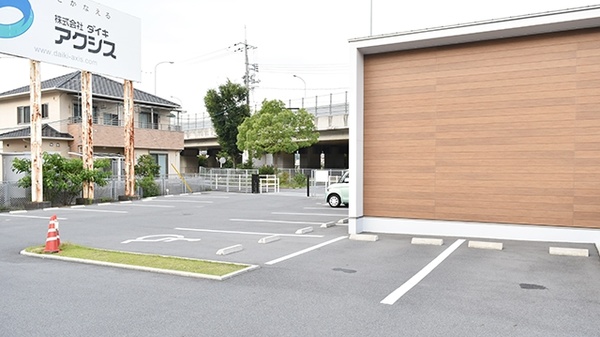 クルーズ薬局　頼兼店の駐車場