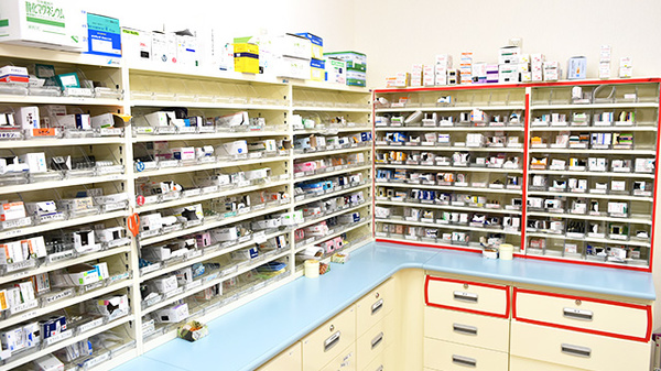 クルーズ薬局　天満町店の薬棚