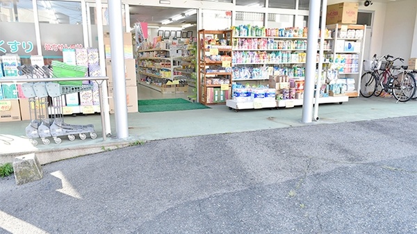 康仁薬局　仁方店の入口