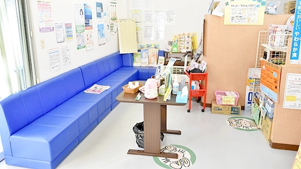 康仁薬局　仁方店の待合スペース
