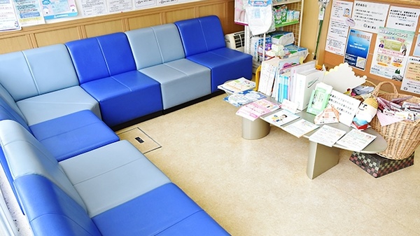 康仁薬局　広二級橋店の待合スペース