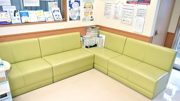 康仁薬局　広本町店の待合スペース