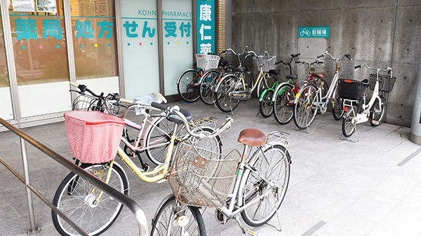 康仁薬局　新広店の駐輪場