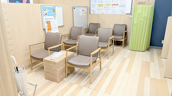 イオン薬局西台店の待合スペース