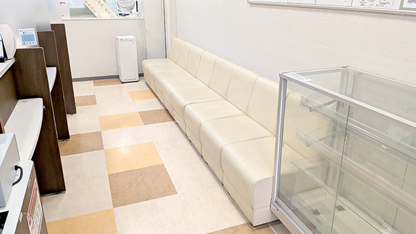 イオン薬局新松戸店の待合スペース