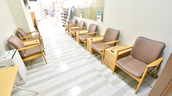 イオン薬局　練馬店の待合スペース