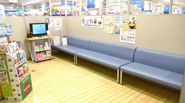 イオンフードスタイル板宿店薬局の待合スペース