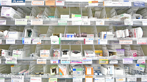 佐々木薬局　本店の薬棚