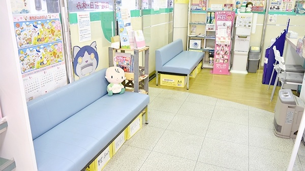 佐々木薬局　森店の待合スペース