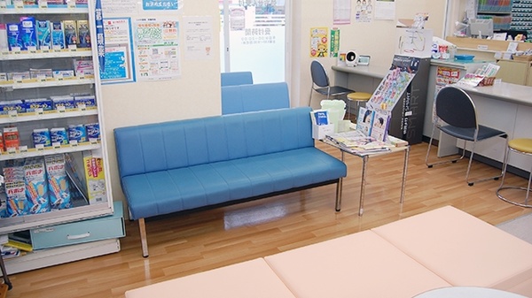 コメヤ薬局　安養寺店の待合スペース