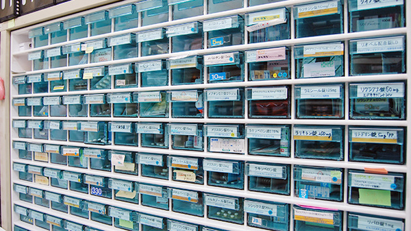 コメヤ薬局　安養寺店の薬棚