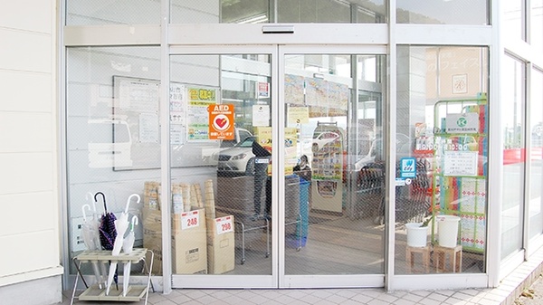 月橋コメヤ薬局の入口