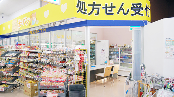 月橋コメヤ薬局の入口