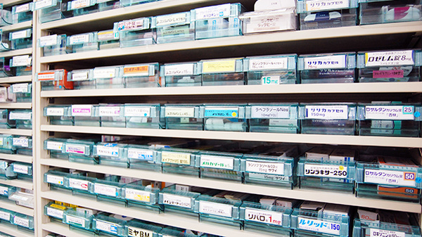 月橋コメヤ薬局の薬棚