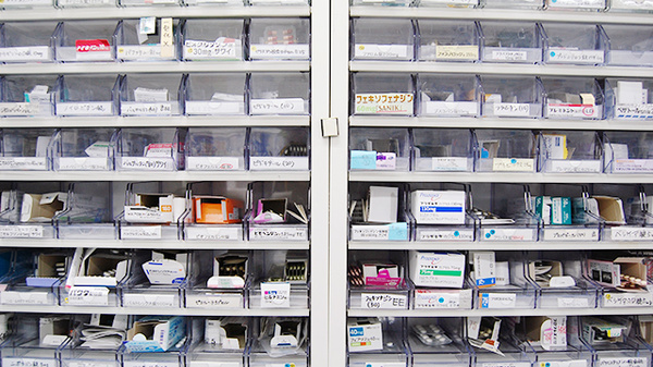水戸町コメヤ薬局の薬棚
