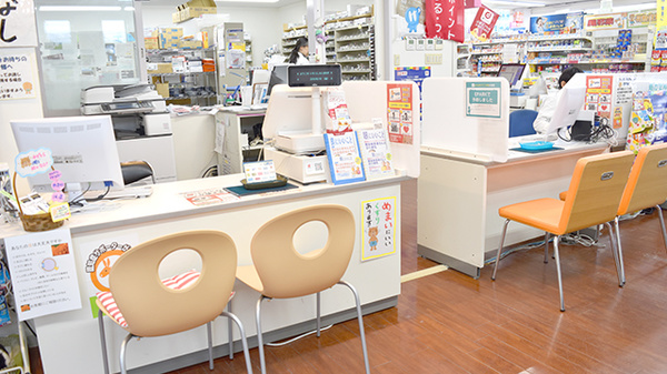 かわちコメヤ薬局の受付/カウンター