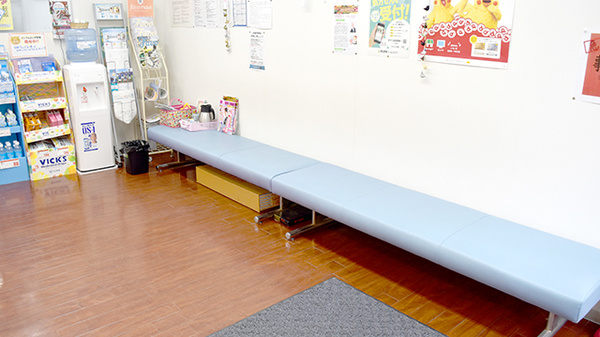 かわちコメヤ薬局の待合スペース