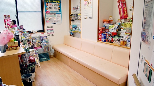 白峰コメヤ薬局の待合スペース