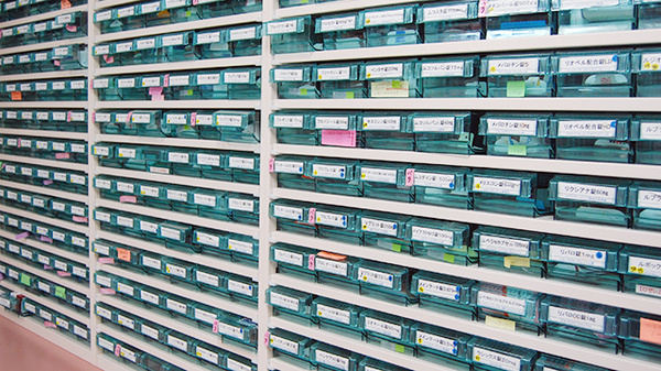 白峰コメヤ薬局の薬棚