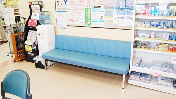 久安コメヤ薬局の待合スペース