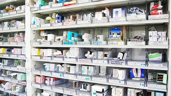 久安コメヤ薬局の薬棚