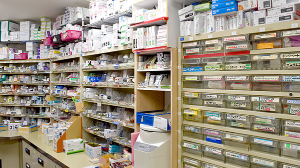 南山堂薬局みなとみらい店（旧たから薬局）の薬棚