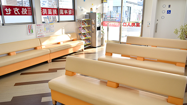 阪神調剤薬局　福知山店の待合スペース