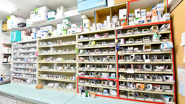 幸生堂薬局 上野芝店の薬棚