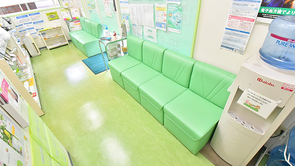 幸生堂薬局 浅香山店の待合スペース