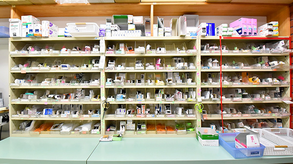 幸生堂薬局 浅香山店の薬棚