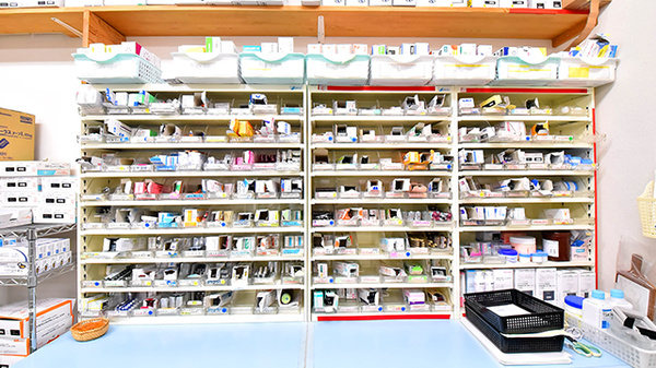 幸生堂薬局 生駒店の薬棚