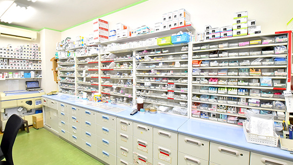 幸生堂薬局 桜井店の薬棚